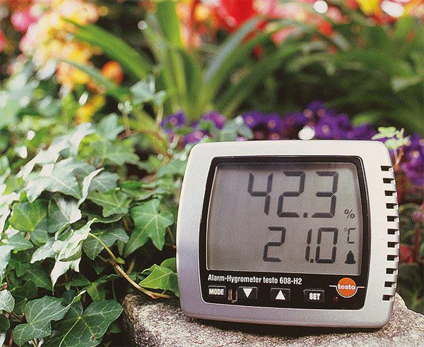 Thermohygrometer for greenhouse humidity measurement Thermohygrometer for greenhouse humidity measurement