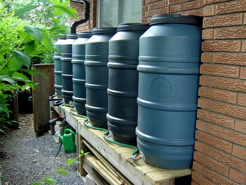 To create a pressure of water in the main pipe of the system, it is necessary to install containers at a low height or use a pump.